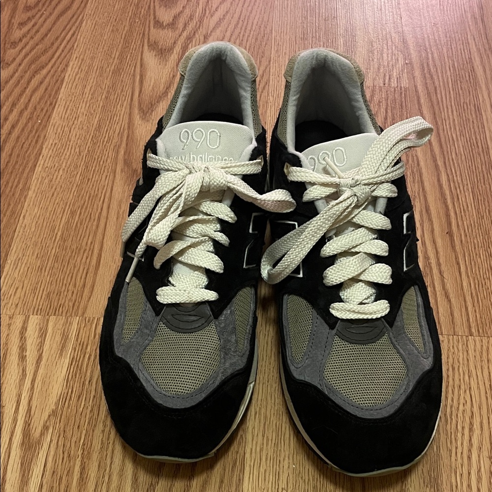 New Balance Men's Black and Cream Sneakers
